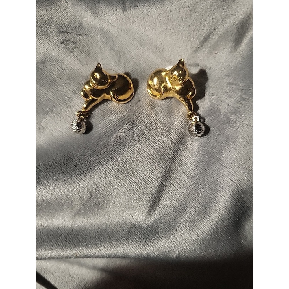 Vintage gold & silver tone cat kitten playing with ball of yarn‎ dangle earrings